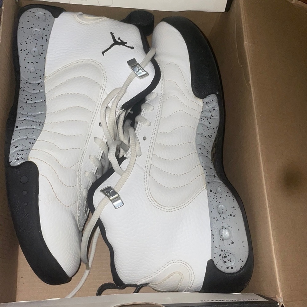 Jordans size 6 grade school boys